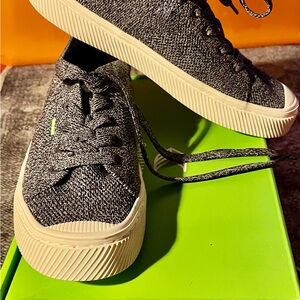 Cariuma Unisex Sneakers - Stone Gray Knit. Women’s size 8/Men’s size 6.5